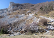 04 Località Corna marcia. Oltrepasso una costruzione e al cartello devio a destra, seguendo  scrupolosamente i segni verdi...